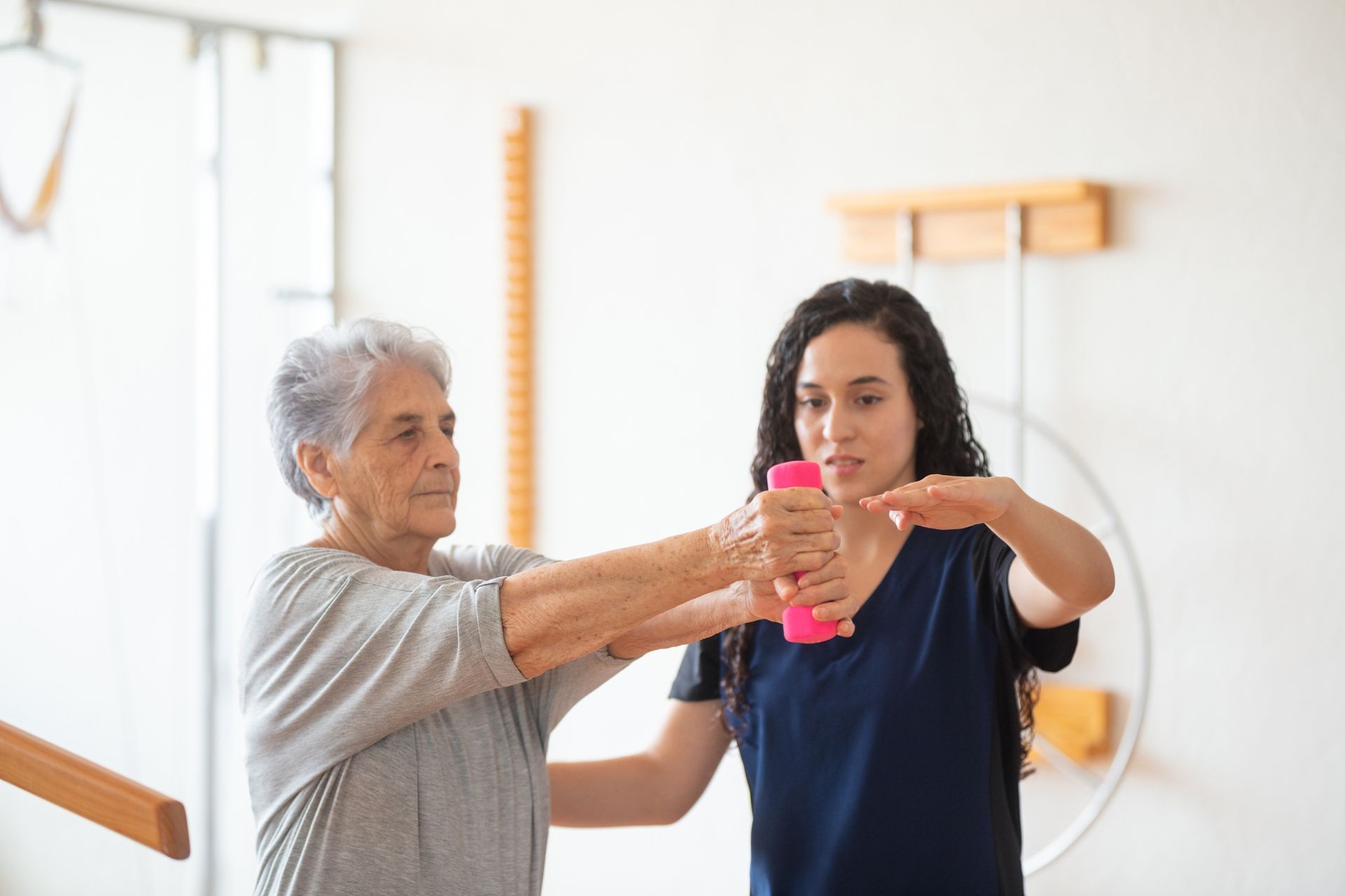 How does intra-set stretching differ from traditional static stretching or dynamic stretching?