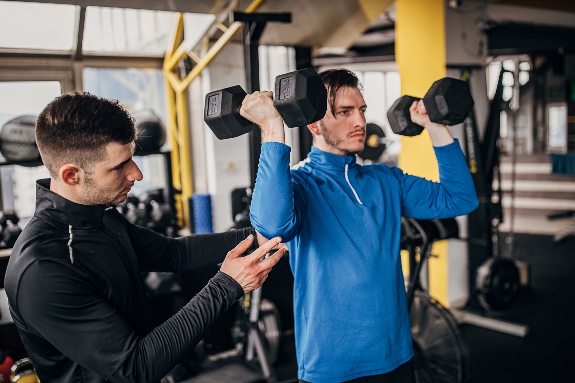 How can progressive range of motion training be tailored to different fitness levels?